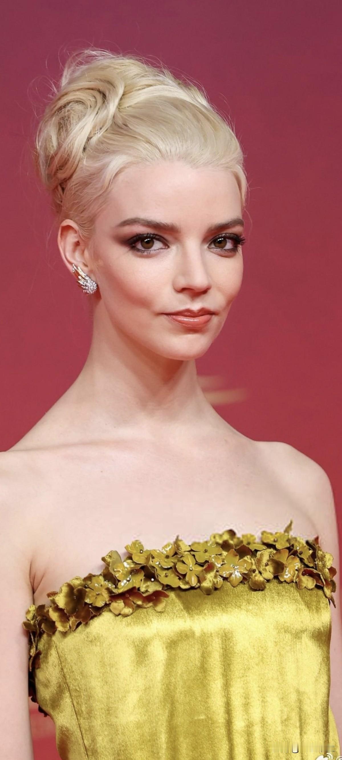 Taylor-Joy在摩洛哥出席第22届马拉喀什电影节，穿了一条金色的Dior礼