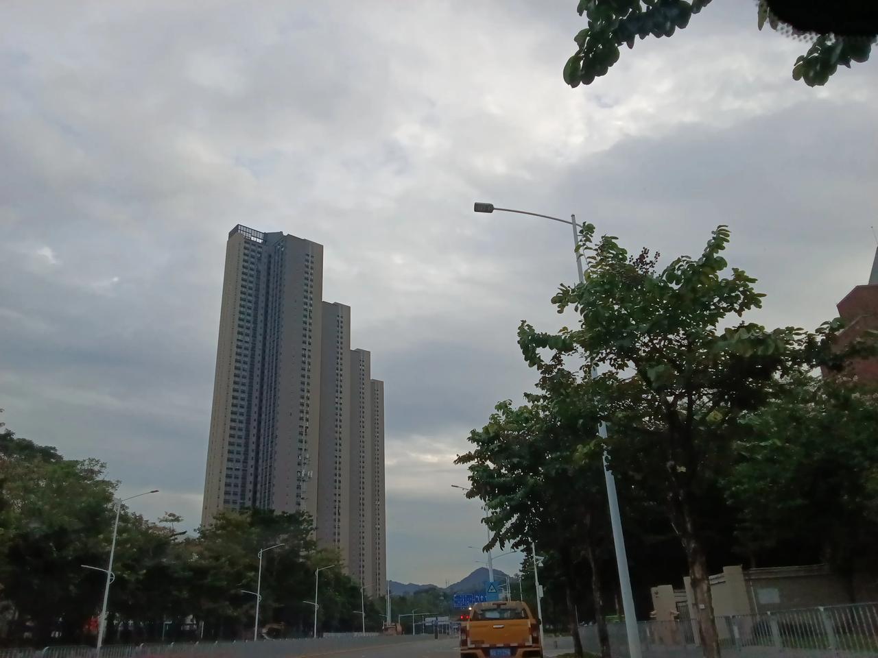 深圳气温陡降，街道上看不到悠哉悠哉散步的人了，匆匆忙忙的上班族，一个个都似乎在寒