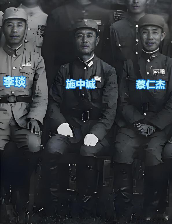 这张图片是国民党第七十四军在1945年湘西会战期间一张罕见的合影。
左侧是74军