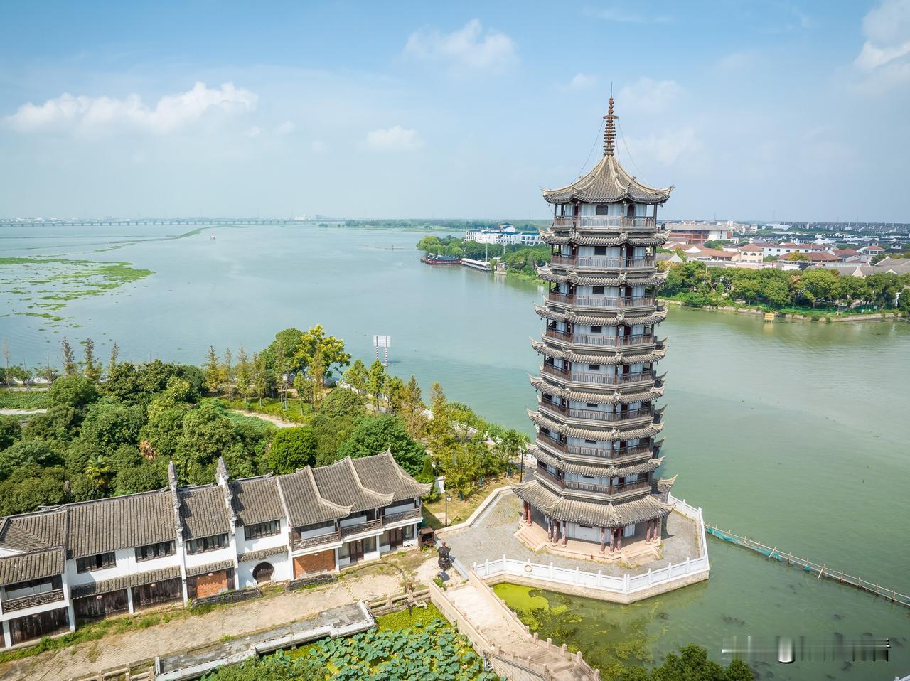 苏州周庄云海塔是水乡夜空中最亮的灯塔，坐落在白蚬湖畔的云海塔，是周庄的标志性建筑
