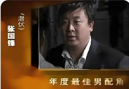 最震撼民警封神执念！瘫痪民警看剧，一眼认出13
前持刀抢劫的罪犯“盛乡”。

1