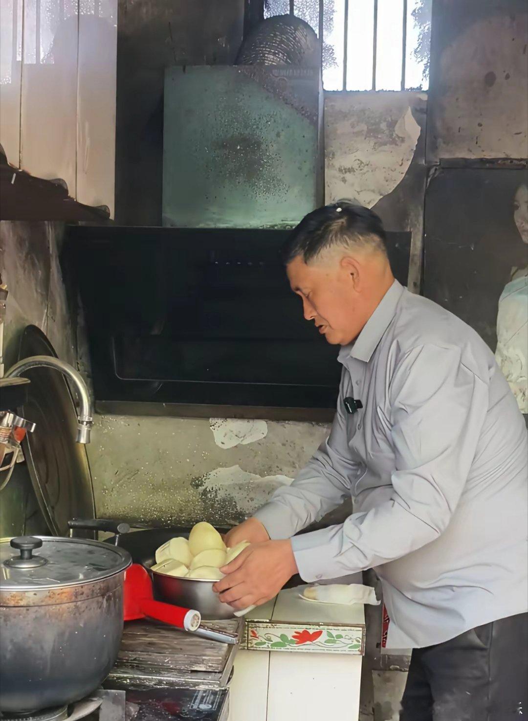 很难想象这是“大衣哥”朱之文家的厨房，还是以前的老式厨房。和以前一样的节俭，自己