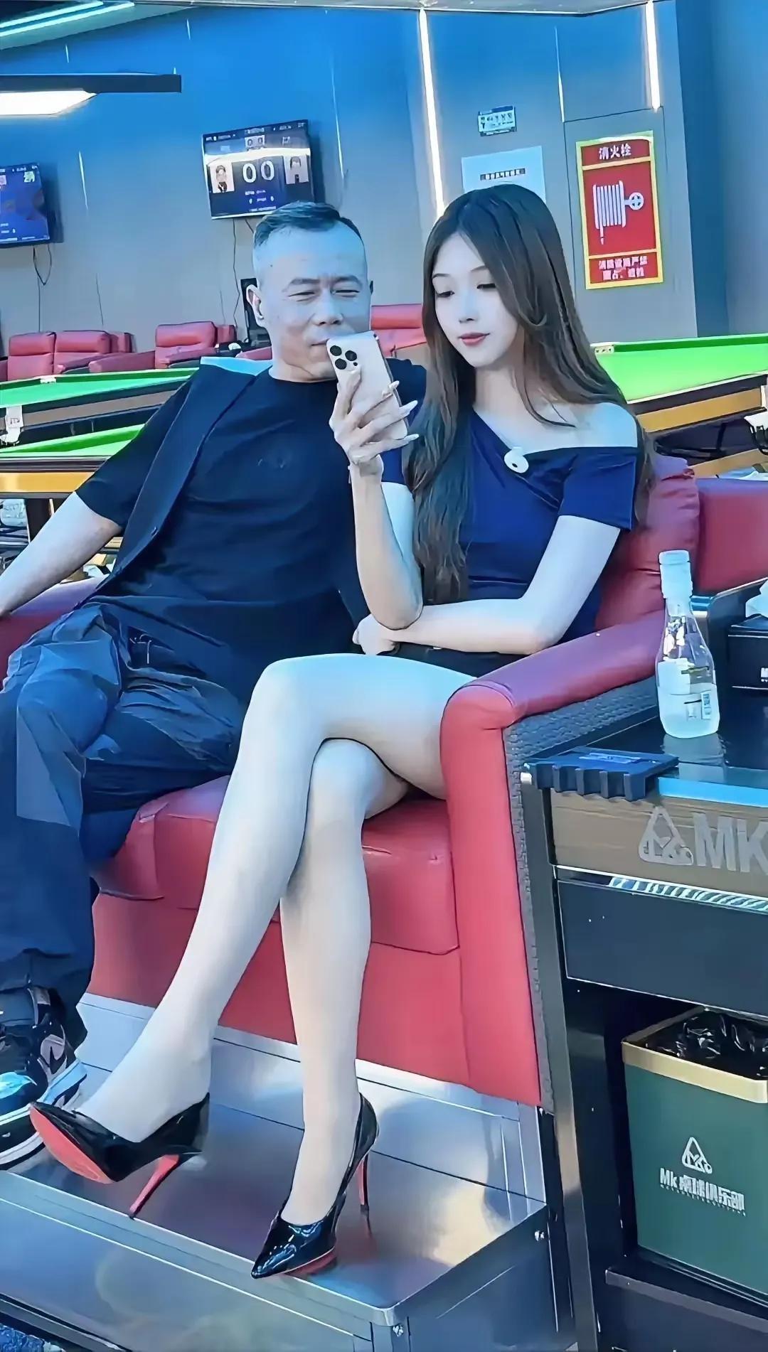 以前我也喜欢和朋友一起去台球厅打台球，不知道什么时候打台球，变成了不一样的打球，