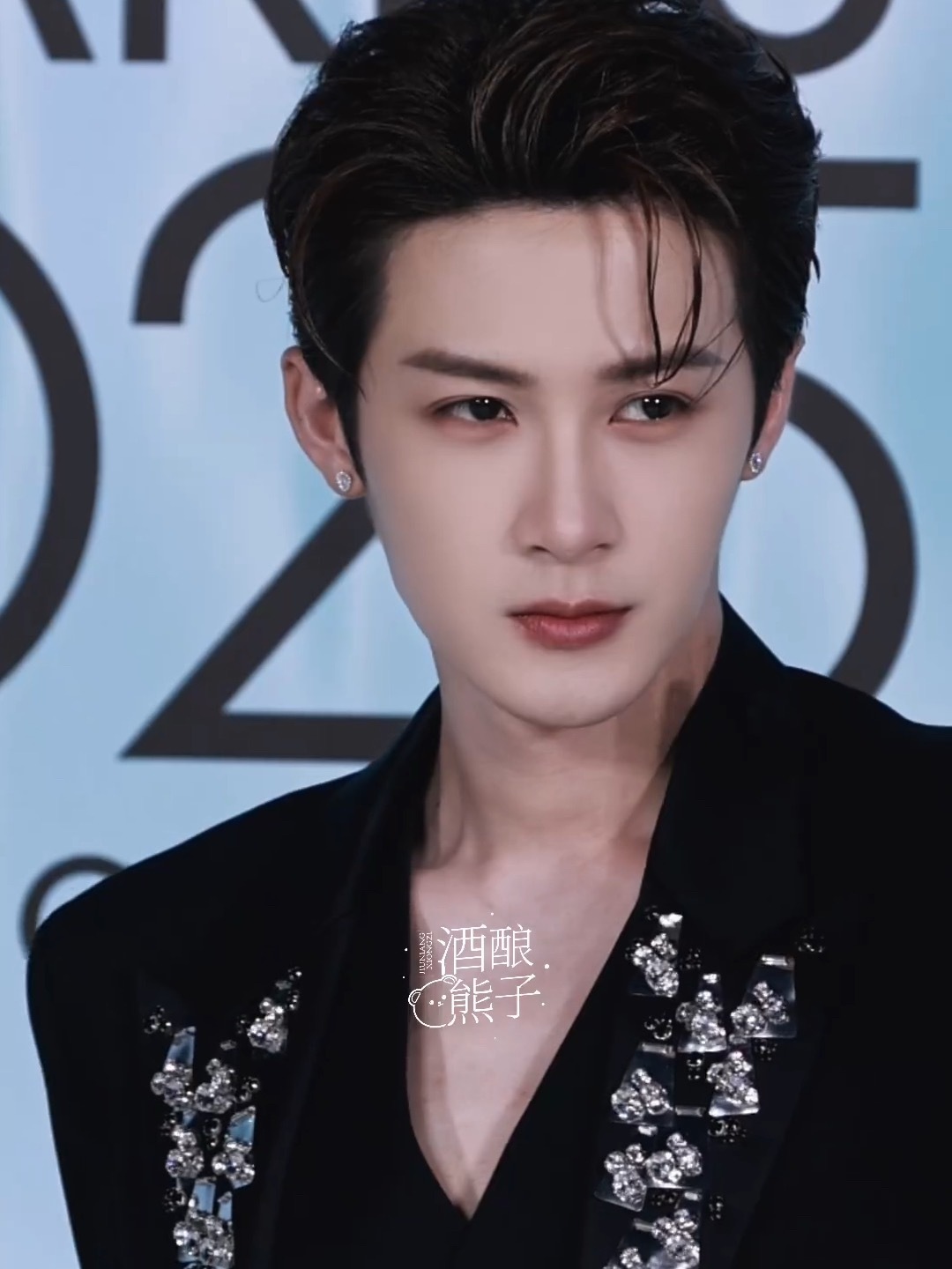 眼睛真的好漂亮啊🥹🤲🏻，水汪汪的，眼珠子又黑又亮的，我陷进去了[捂嘴哭] 