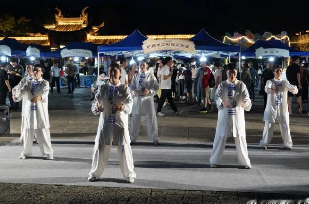 临海中医药文化夜市出圈惠民活动吸引众多市民参与，沉浸式感受传统中医药魅力。此次惠