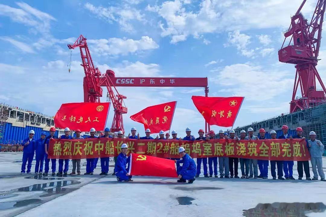 沪东中华造船厂长兴岛新厂区，正在建造的2号新船坞即将完工，等到该厂区建成之后，众