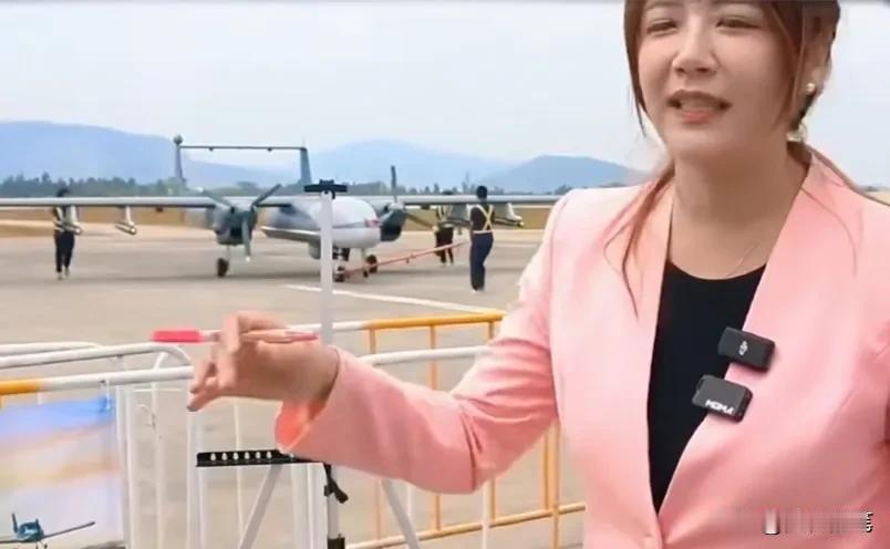 够给面子了，珠海航展工作人员亲自拉双尾蝎无人机过来围栏旁边给台湾媒体人采访。也是