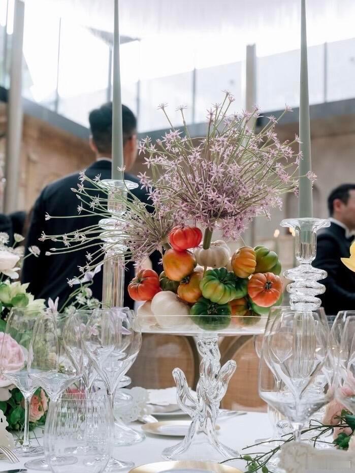 奚梦瑶何猷君婚礼上摆蒜苔 奚梦瑶何猷君婚礼用蒜苔装饰 奚梦瑶何猷君婚礼上摆蒜苔，