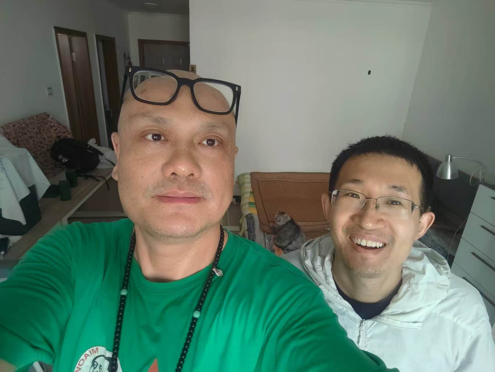 陈维宇童鞋突降北京，来看我。我们俩在工作室，光着膀子，抽着烟，抱着猫，喝着酒，比