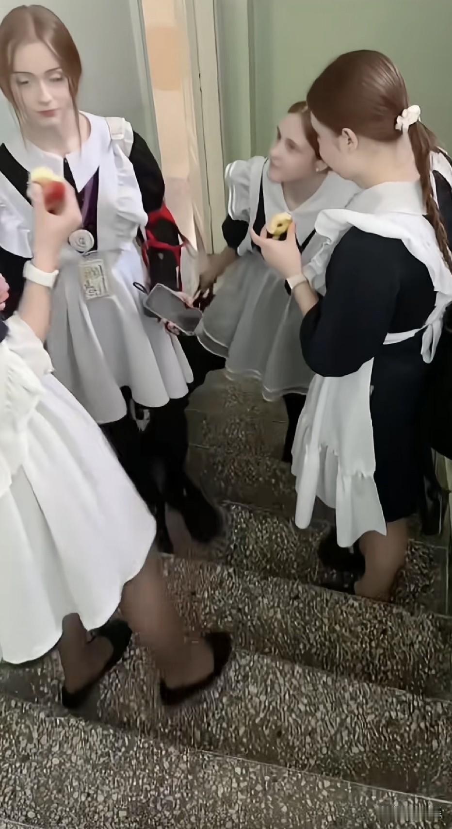 这个大概率中学生，标准的中小学校服