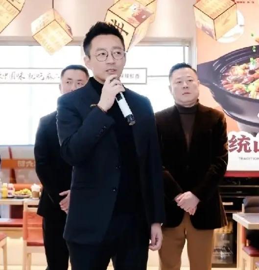 汪小菲在外面的形象非常好，麻六记在大兴机场开业当天汪小菲出席并讲话，一身帅气的黑