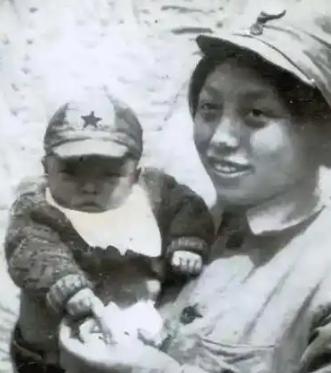 1937年，地主王学文将门口昏倒的女兵扛上炕。谁料，女兵解开衣襟，看着眼前一幕他