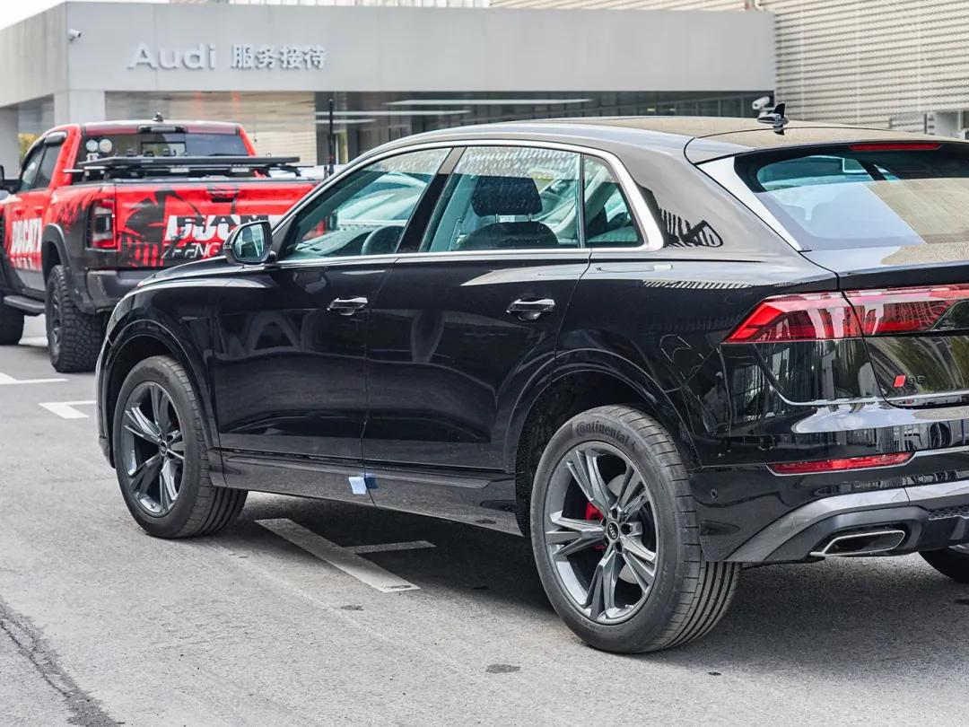 德州街头豪车：奥迪Q8