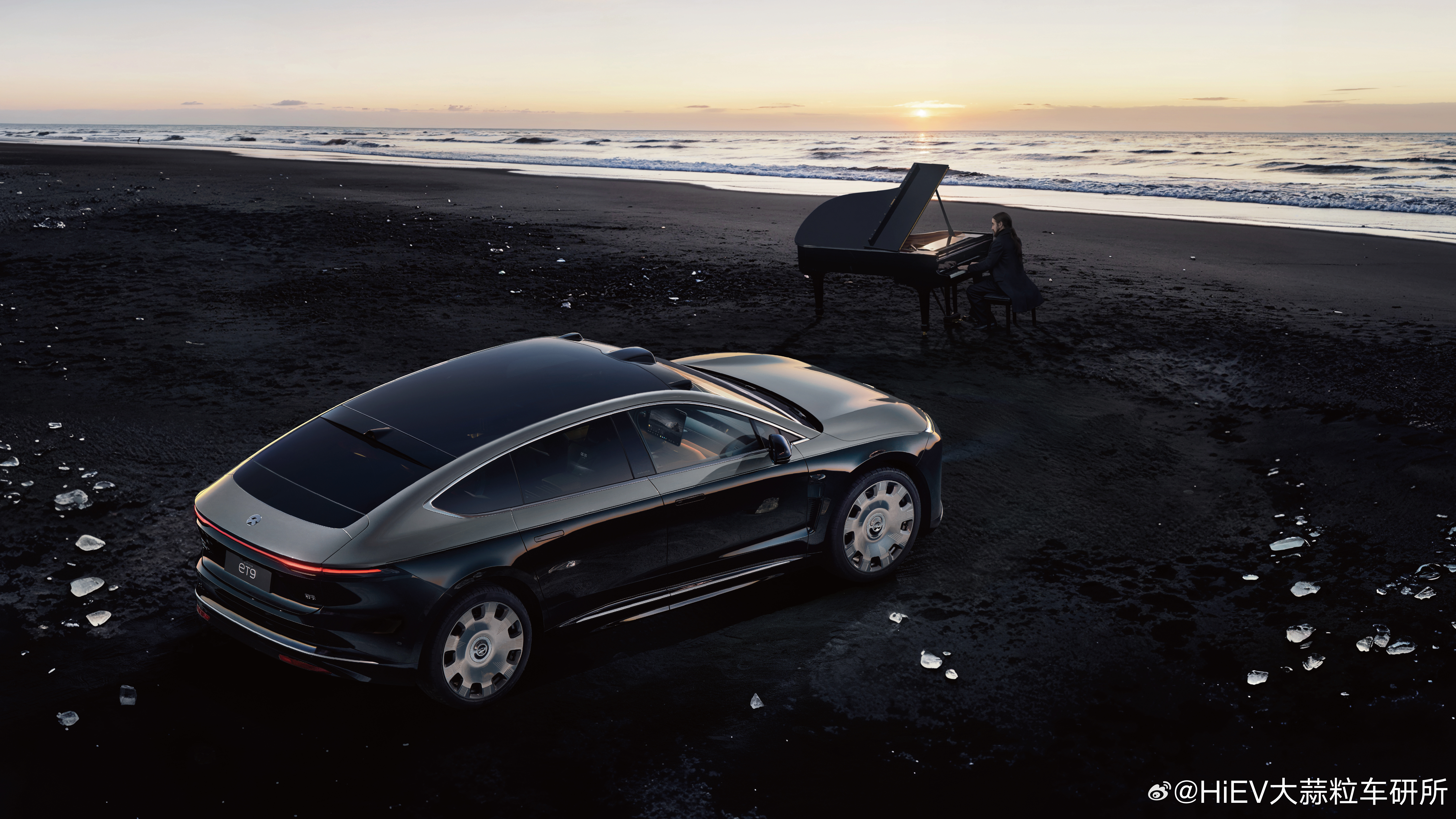 蔚来ET9地平线特别版，新出了一个拼色车身，有那味了。这个颜色叫「拂晓黎明」，上