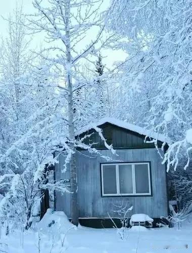 雪域木屋，冬日暖阳。岁月很长，世界很大，人生很短，路途很远，风景很美，万物很好，