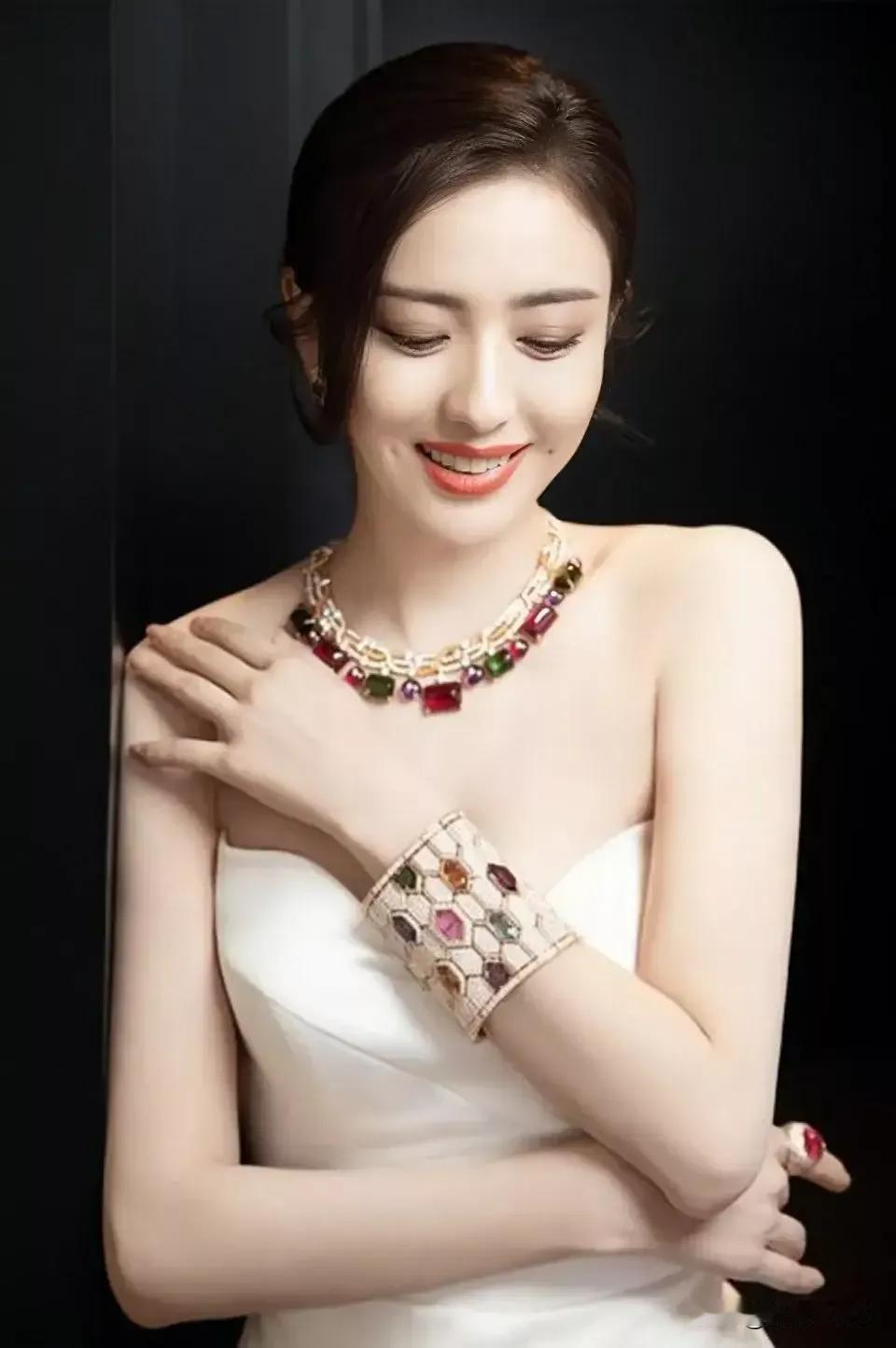 下面美女让人美的移不开眼睛！超级迷人美女 娇艳养眼美女 美丽动人，扣人心弦，端庄