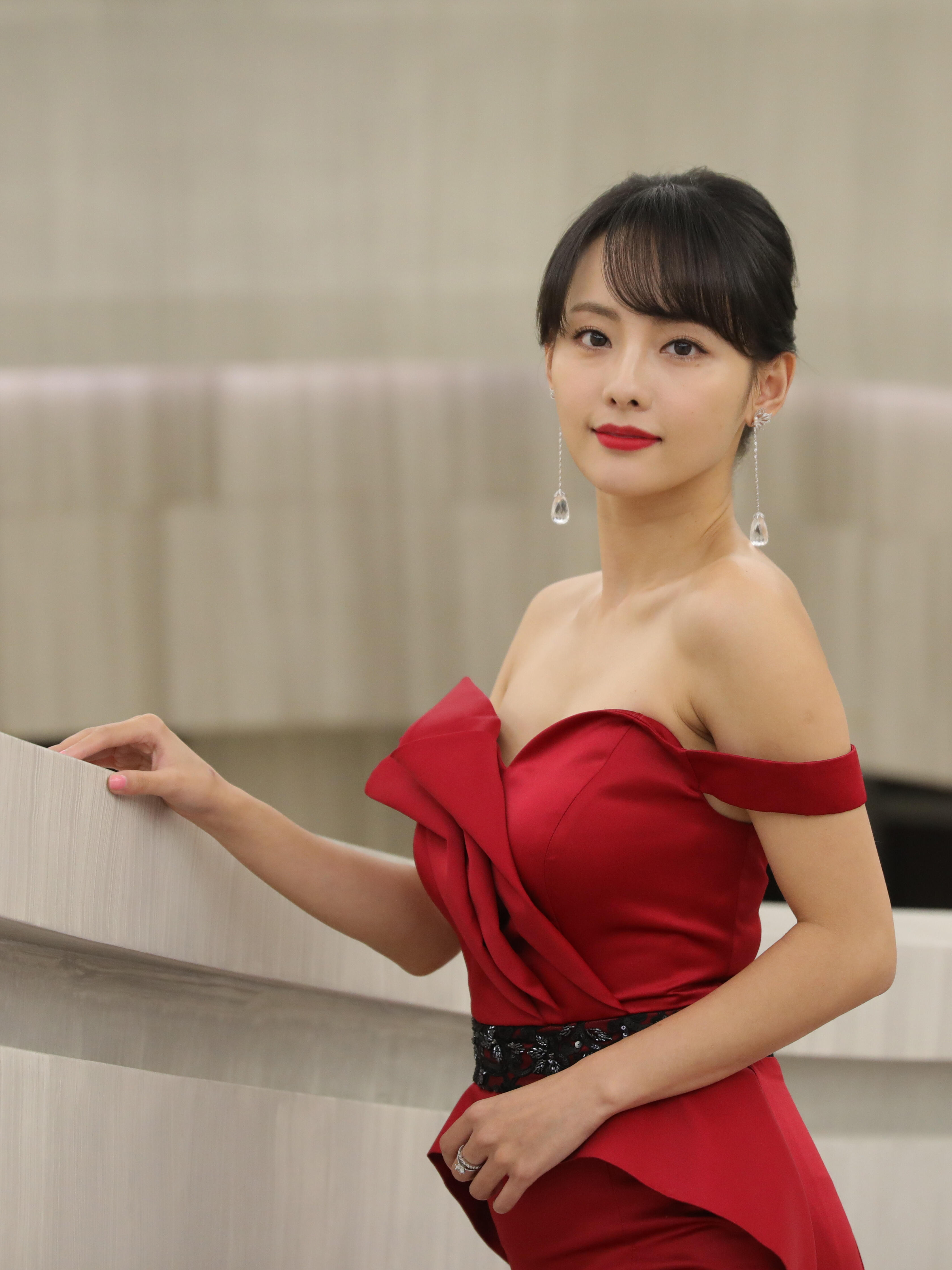 张嘉倪大红长裙高贵冷艳，曲线身材丰润饱满 ﻿﻿ ﻿！ 