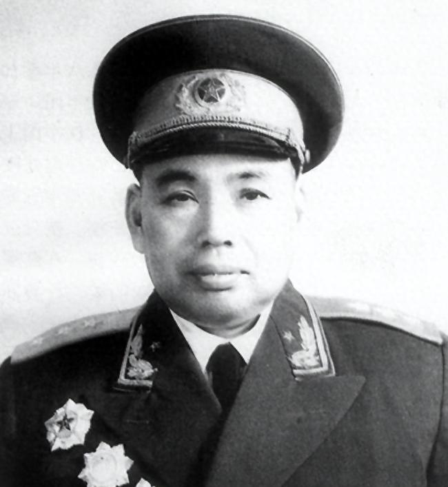 1963年，杜平将军空降南京军区，南京军区司令员许世友幽默提问：“你这政委不抽烟