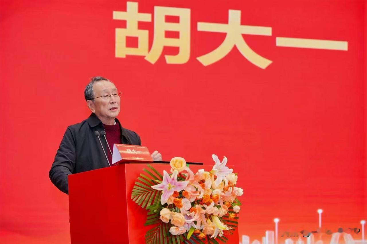 当有人还在争论这世界是否公正时，
有人已经用一生去践行公正了
