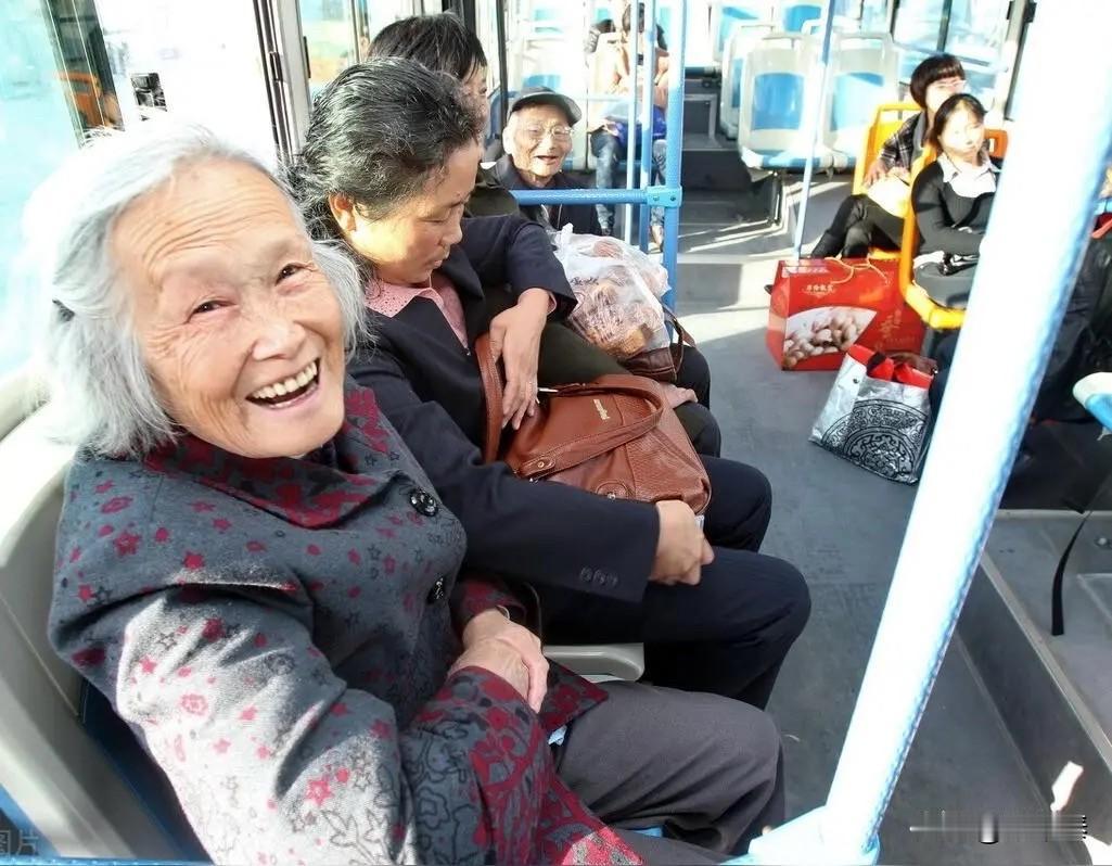 《高龄老人免费乘车是贪小便宜吗？，》
“贪小便宜”是一句贬义词，指的是“过分寻求