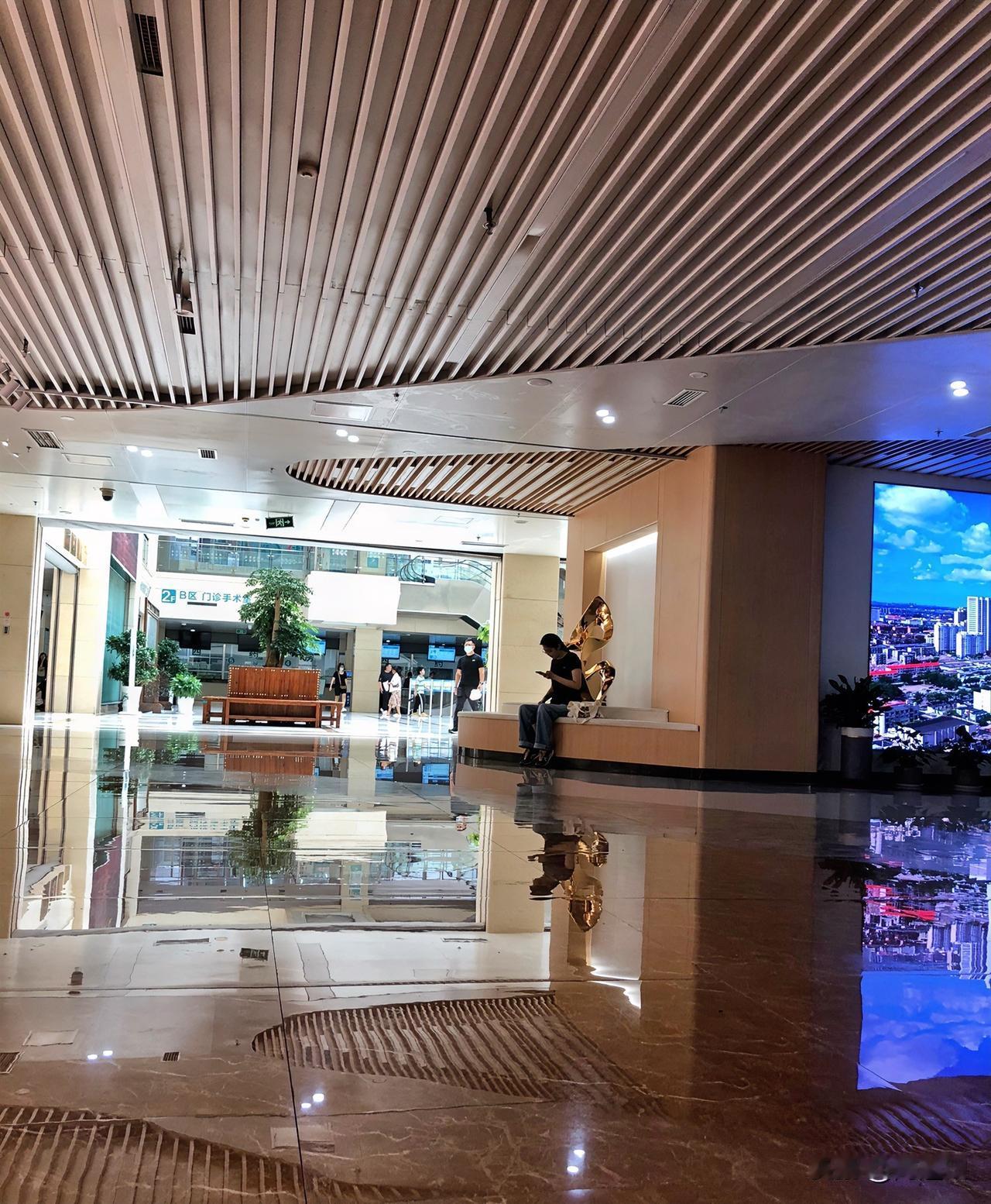 女儿得了抑郁症后，爆发时把新买的手机摔的粉碎，50岁的妈妈没有责怪一句，只是一味