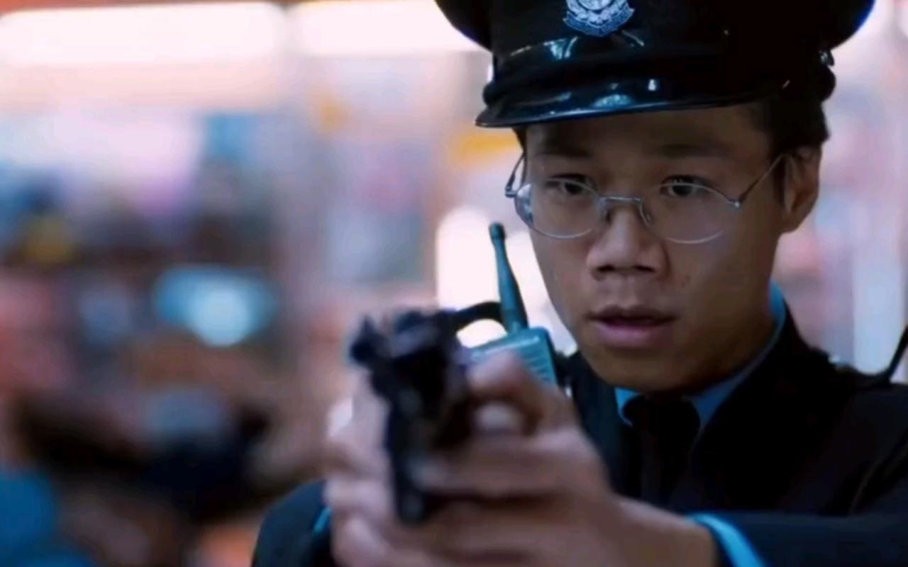 《古惑仔》出场猥琐的湾仔枪神，为什么敢将靓坤一枪爆头？
第一，停车是靓坤利用规则