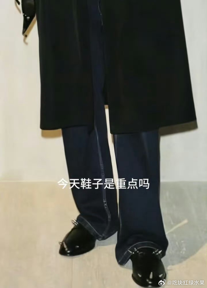 我去 王一博的白色皮鞋 肖战的黑色铆钉鞋 看起来真的很互补啊 一白一黑 内娱两颜