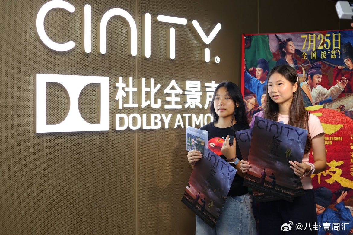  王皓沈阳喜剧周双份惊喜王皓用实力圈粉！沈阳喜剧周拿新人奖，代大鹏领奖靠“神似度