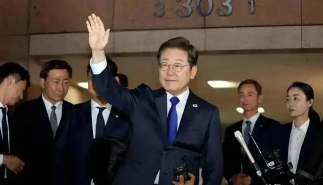 呼喊着“中韩抗日同体”之后，李在明成功把韩国国内民族情绪点燃，结果他拍拍屁股走了