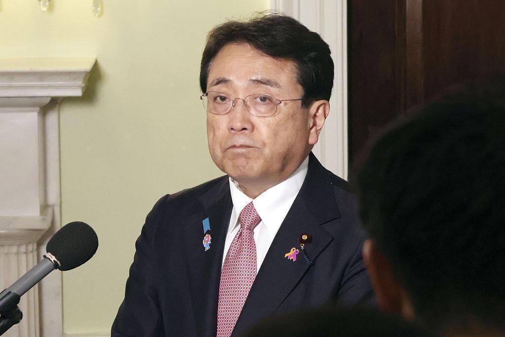 毫无底线！日本经济产业大臣赤泽亮正踏足中国，在各国媒体注视下大放厥词，强行要求我