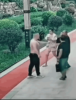黑子男子始终没有动手，不算互殴吧？