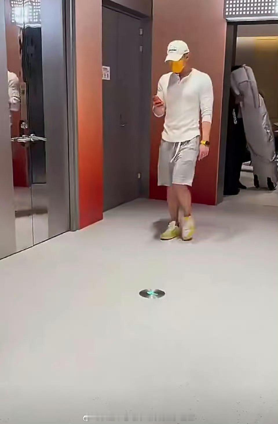 黄子韬没等徐艺洋这话题让我想起韬哥的“求生欲”。虽然可能没等，但以他连老婆电话都