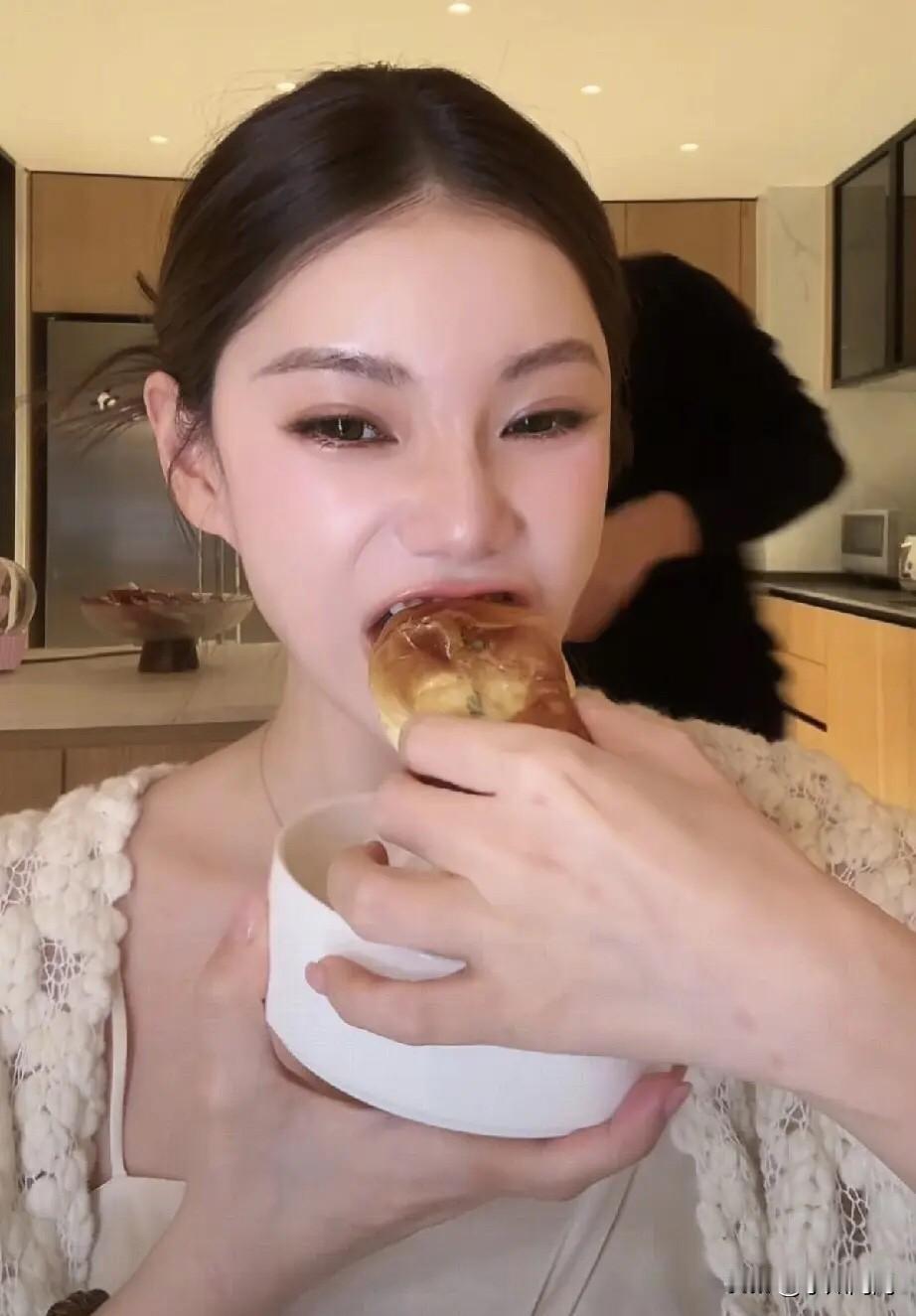 马筱梅再也不敢在直播间说两个孩子了
最近直播她有时就会回答大家的问题
大家其实就