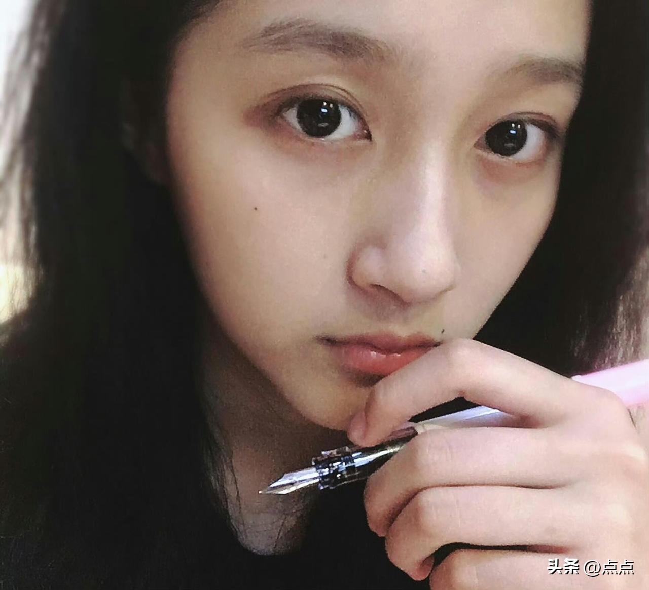 刷到关晓彤的卸妆视频属实被惊艳到，卸下妆容仿佛只是拂去一层薄灰，素颜和带妆状态几