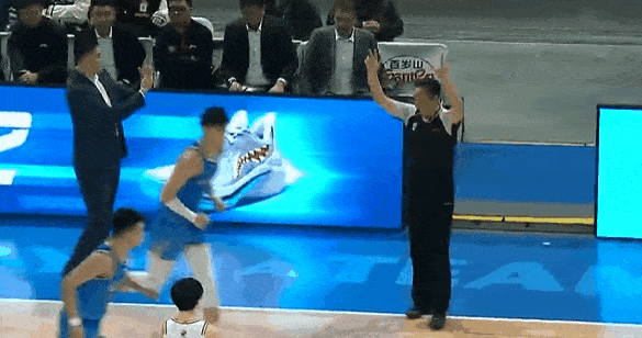 怪不得赵锦洋不敢打球上场畏手畏脚，都是呗杜锋吓的！

赵锦洋场上犯错误防守漏人，