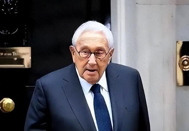 万万没想到， 基辛格 竟然预言 俄乌冲突 最先被耗干的，不是战火中的乌克兰，也不