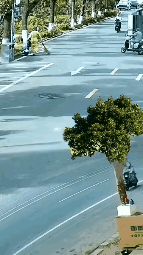 我觉得这个像是Al的，视频里的全倒，打保龄球也没这么准的，这几率百分之零点几，你