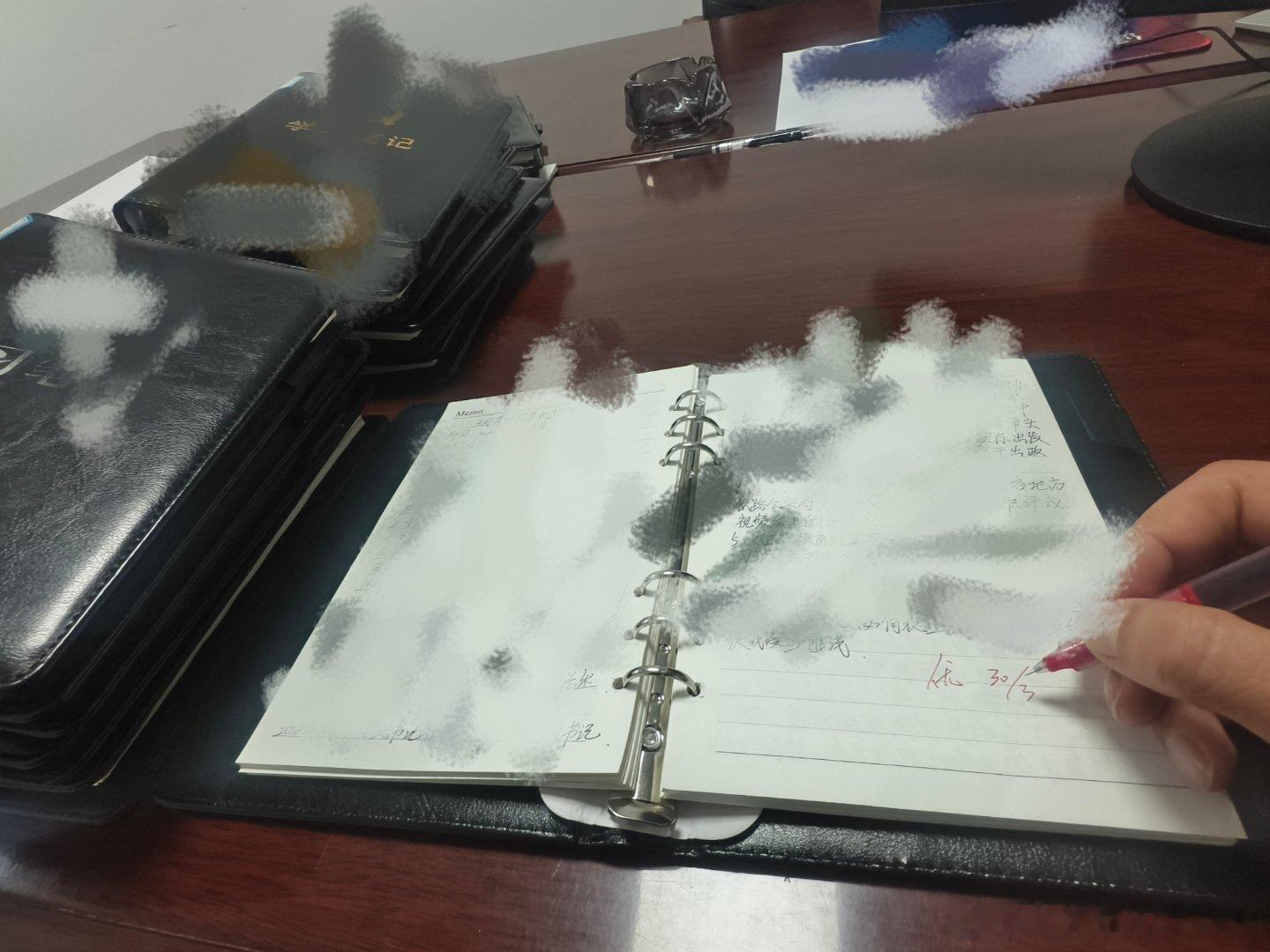 找到了当老师的感觉给人批笔记当时选择当老师应该也挺快乐的我这狗爬的字在人工工整整