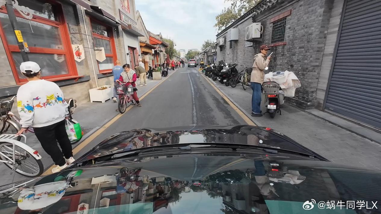 近日，在一段北京东四六条胡同，上演了一场民间智驾对决。特斯拉Model 3开启价