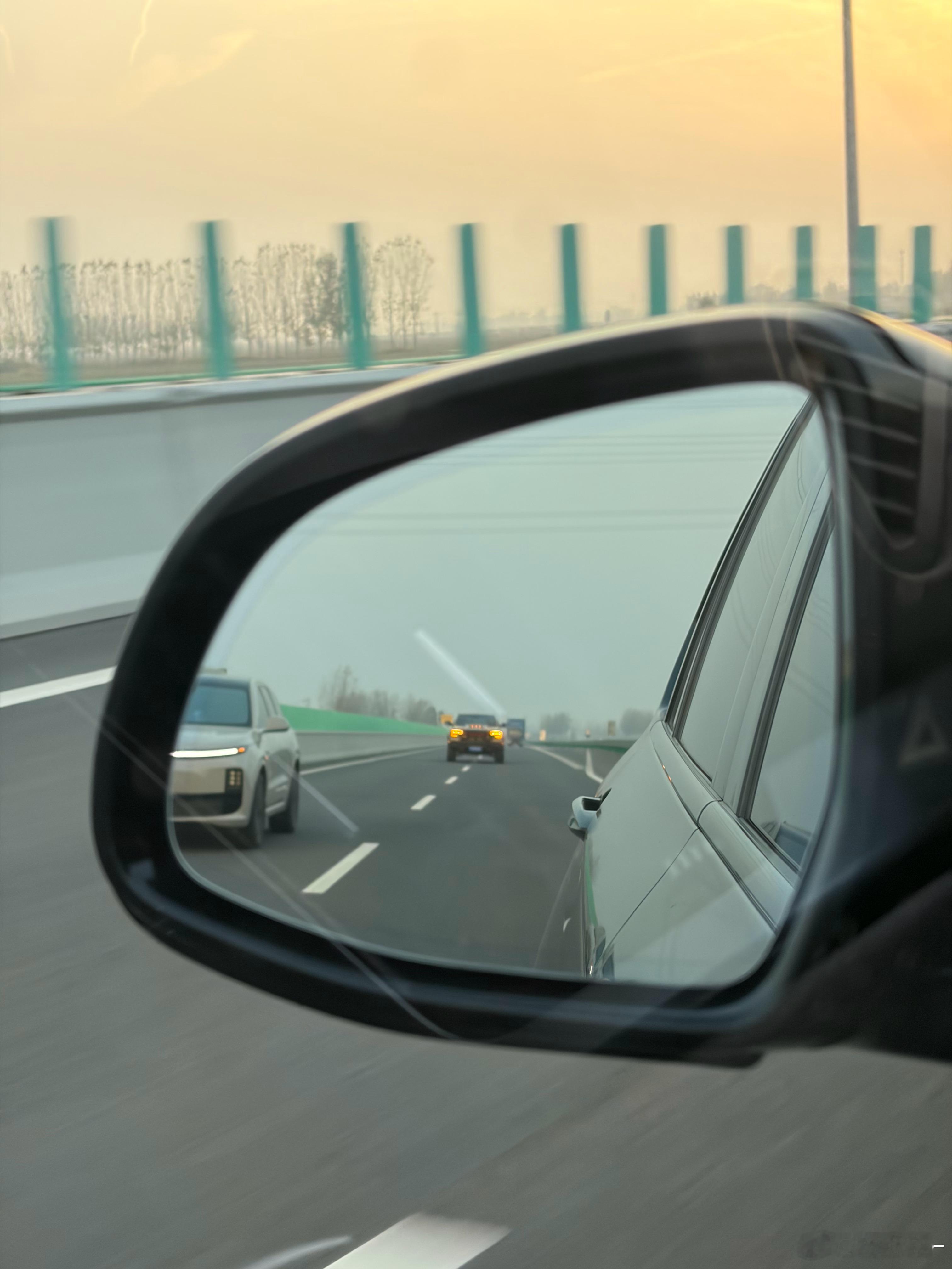 老远看见两个小黄灯追上来这玩意太有辨识度了车型还用猜吗