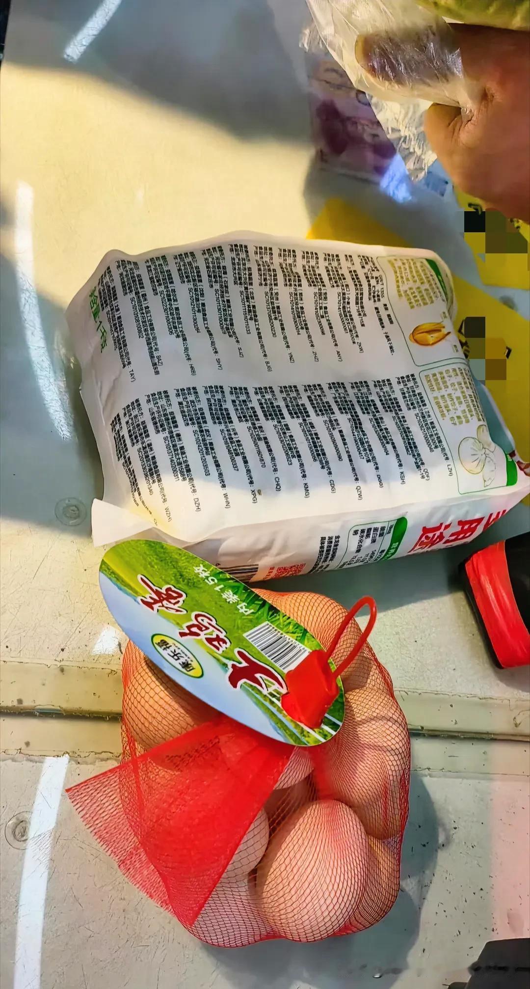 我经常在盒马生鲜买东西。
肉就说就不说了，那玉米棒子六块多一两个。

我心想到底