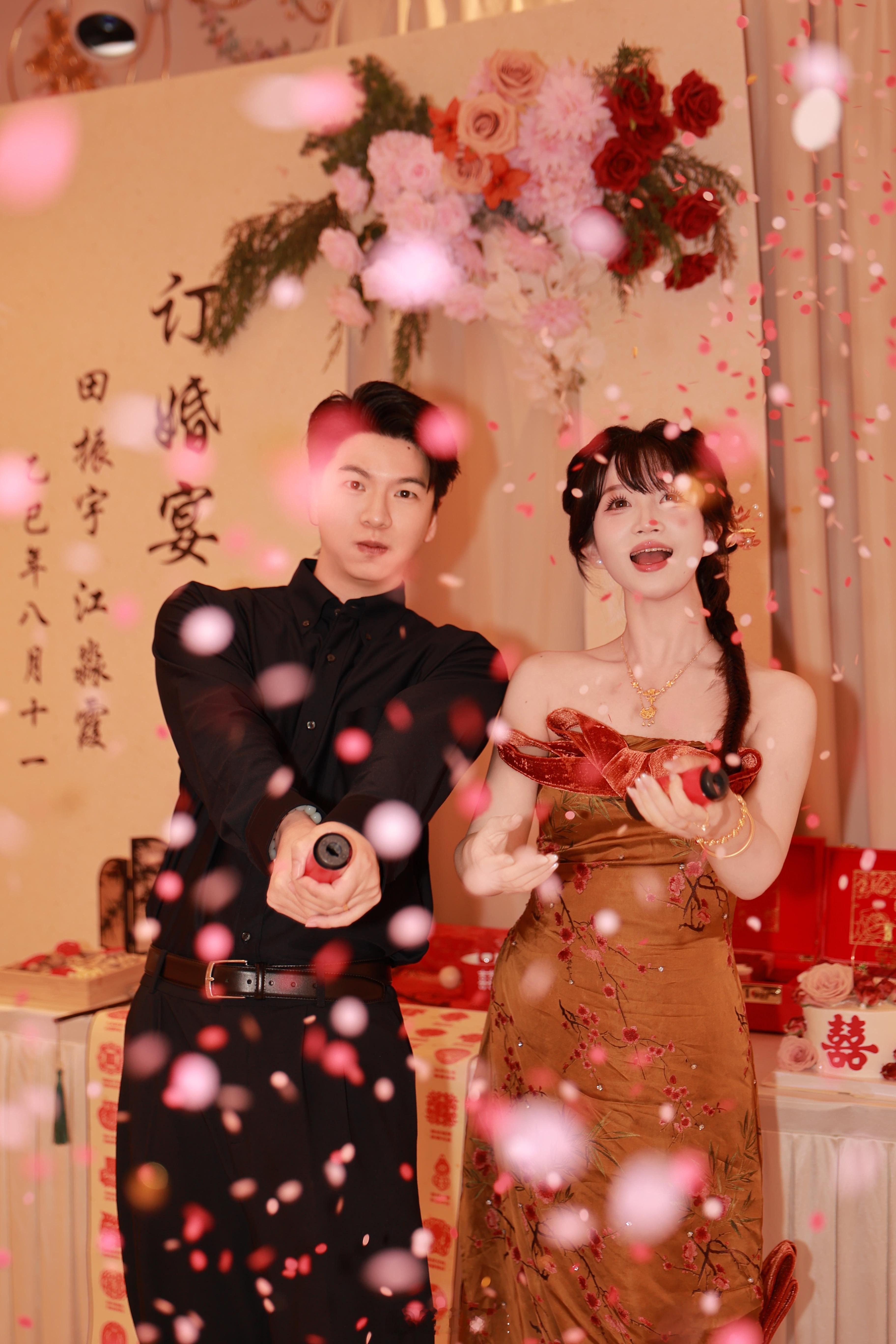 又订婚了哈哈哈苏州的订婚宴也总算圆满结束啦🎉✅ ​​​
