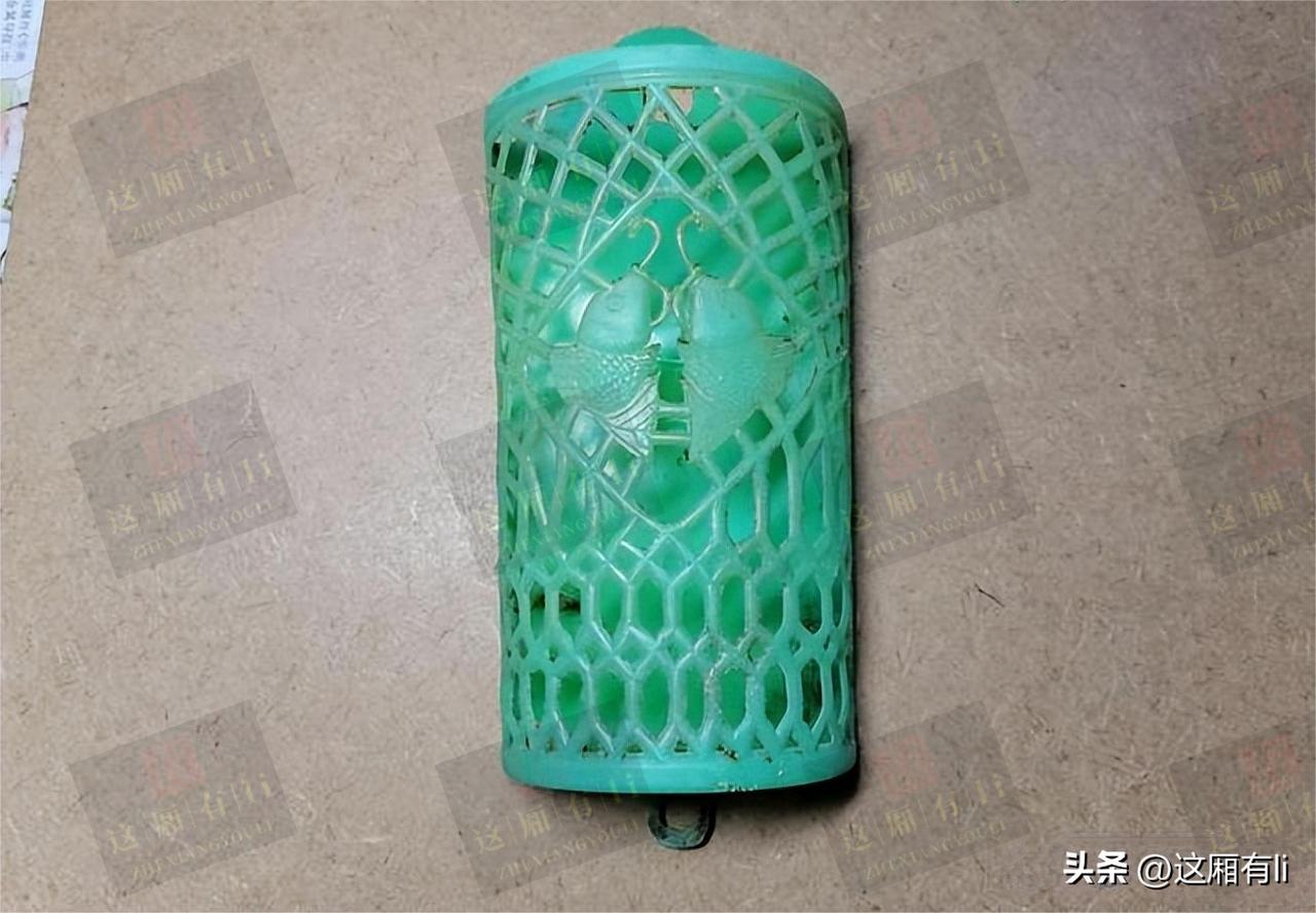 以前家里的塑料筷笼子，现在想想还挺有回忆的。我家以前就有一个，是壁挂式的，挂在厨