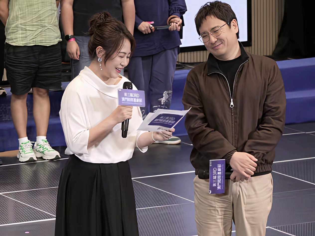 澳门国际喜剧节这一幕握手，谁的咖位更大，一眼就看出来了。马丽跟别人握手的时候，都