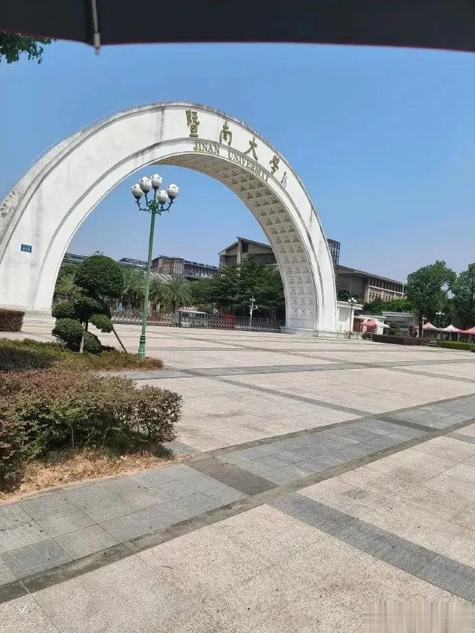 知名211高校注销81名新生入学资格？网友吵翻。通知内容显示，对81名未报到或申
