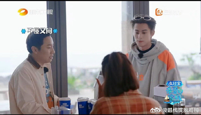 王鹤棣在无语的时候真的很无语亲爱的客栈王鹤棣的反应太真实了，无语又不失礼貌，性格