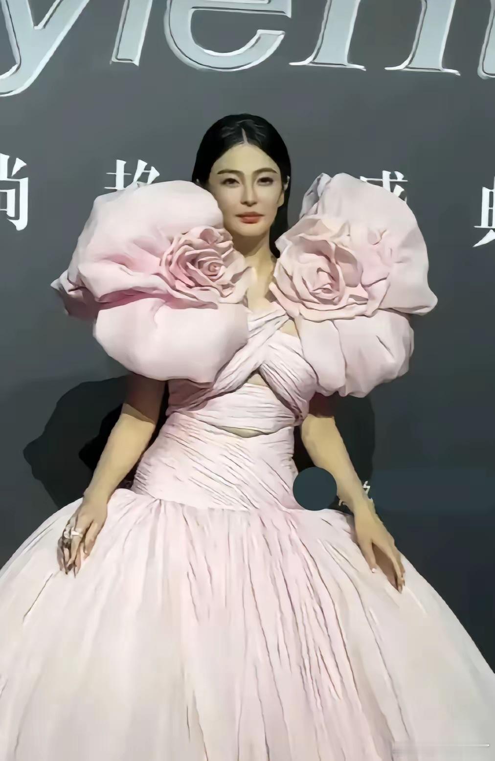 穿最紧的礼服，露最大的赘肉，张雨绮红毯造型本想高调却遭疯狂吐槽！ 