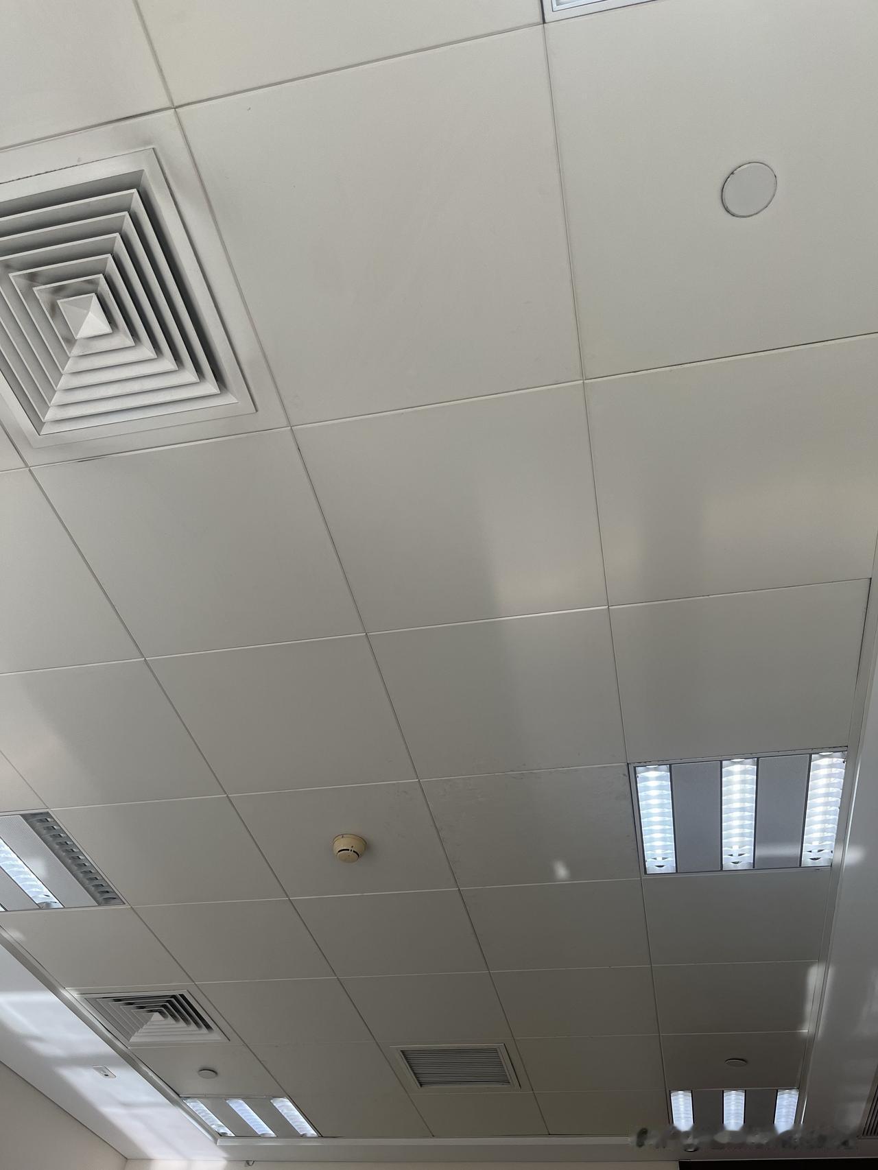 听说到现在还没放假的单位，天花板长这样
我来问问，是不是真的[捂脸]