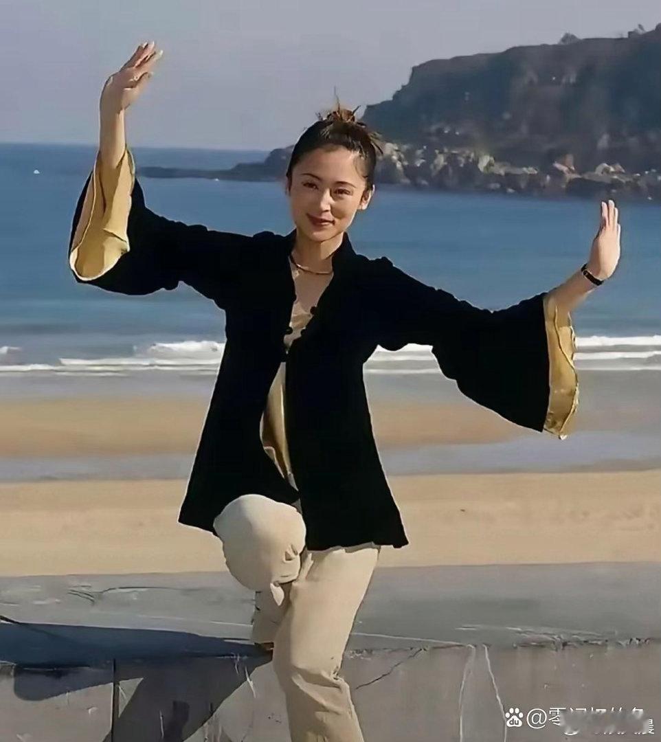 陈红年轻的时候真的是颜值巅峰，眉眼精致气质温婉，堪称古典美人天花板！ 