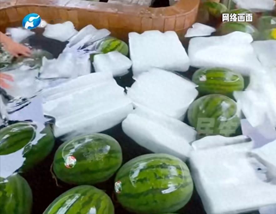 据民生频道新闻连连看，河南天气持续炎热，郑州一制冰厂生意火爆，24小时不停接单。